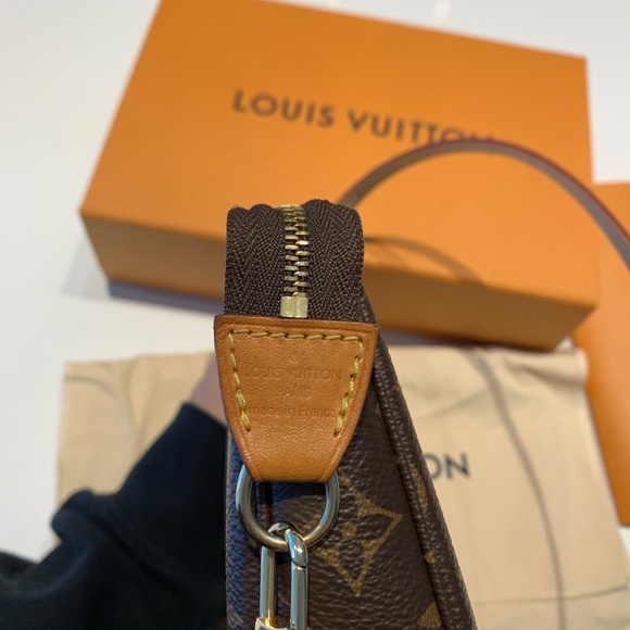 Authentic Louis Vuitton Pochette Accessoires - Picture 7 of 8